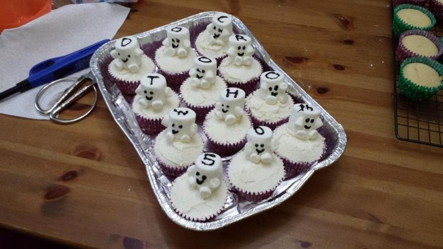 Alfredo Degoma baked cupcakes for the fiftieth anniversary of Doctor Who