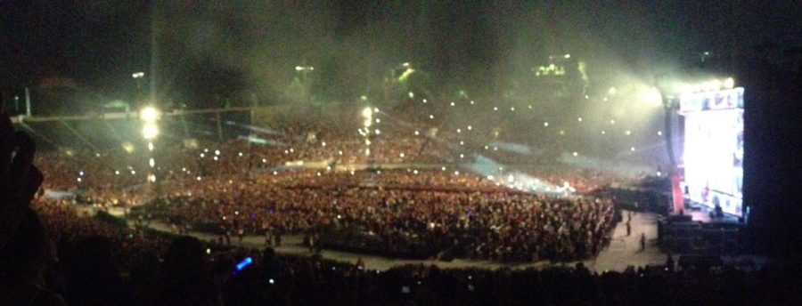 A panorama of 60,000 fans at the Rose Bowl during the first 1D show