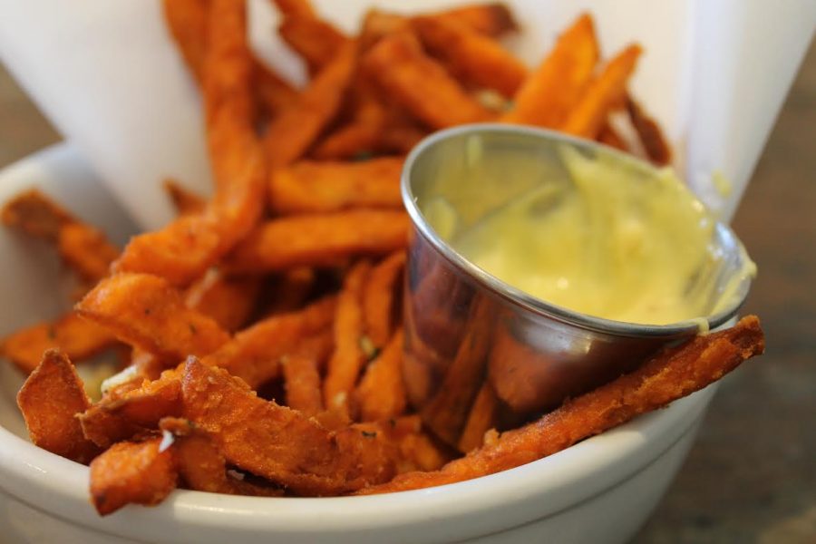 The cafés sweet potato fries feature a crispy exterior and soft interior, decked with fresh garlic and parsley. The slightly sour, tartar dipping sauce only compliments the slight sweetness of these pomme frites.
