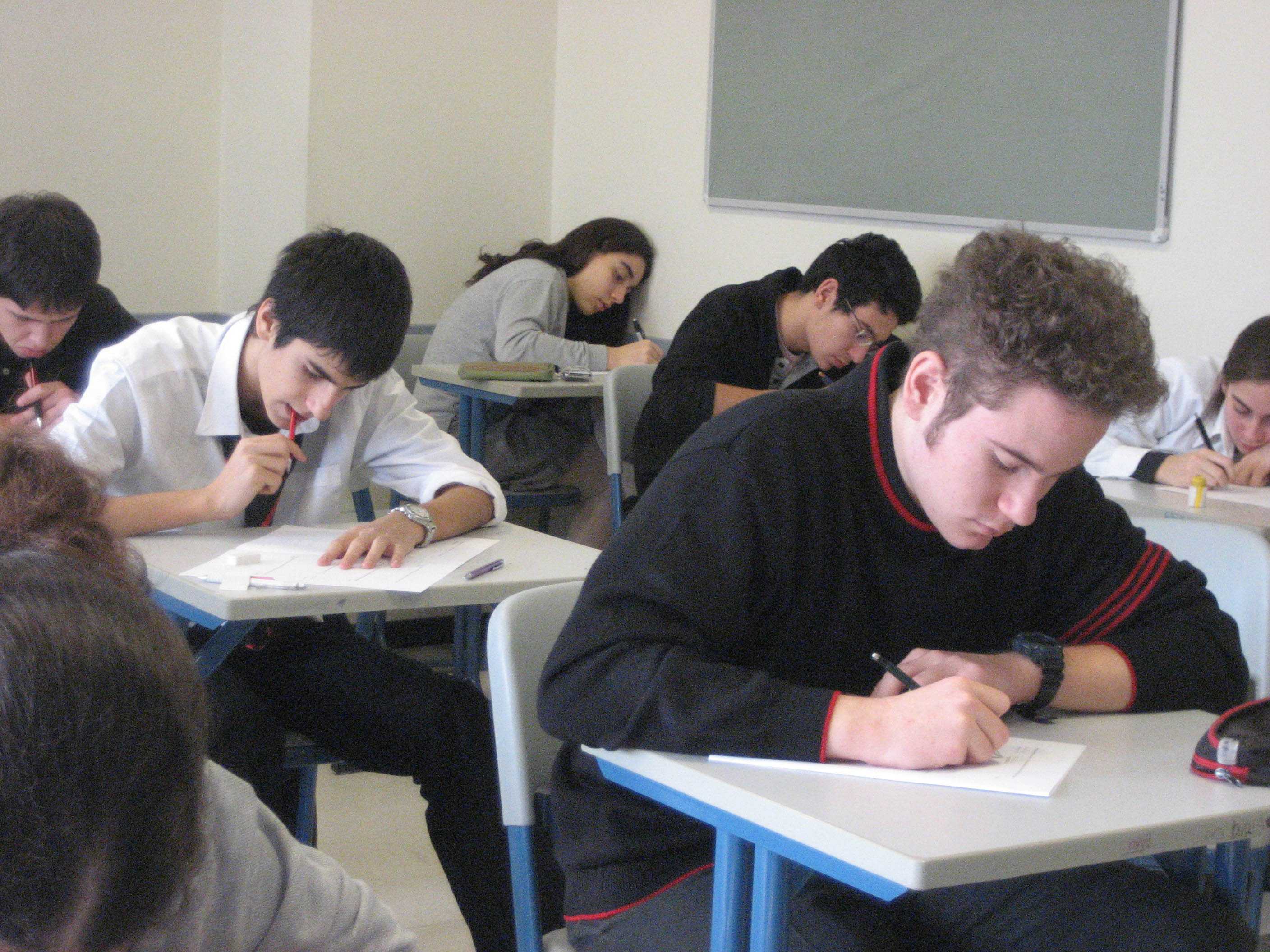 Сдать международный экзамен. Спокойный студент на экзамене. Экзамен фото. ЕГЭ отменят. Иностранные студенты проблемы на экзамены.