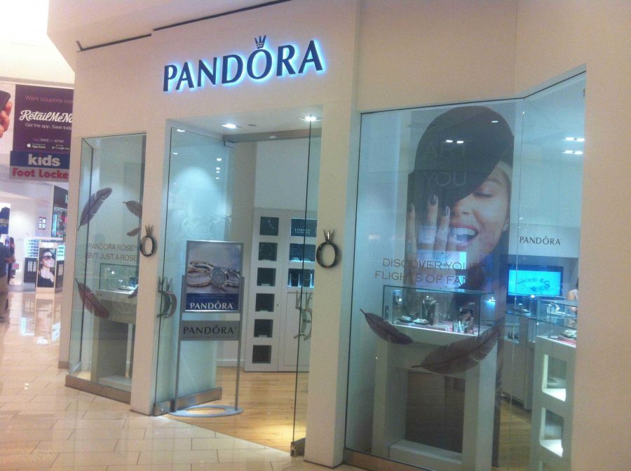 Pandora+store+in+Glendale+Galleria.+
