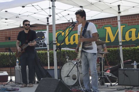 Temperatures reached into the mid-90s on this humid September day, as Ray Goren rocked the amphitheatre with five songs, both original and covers.