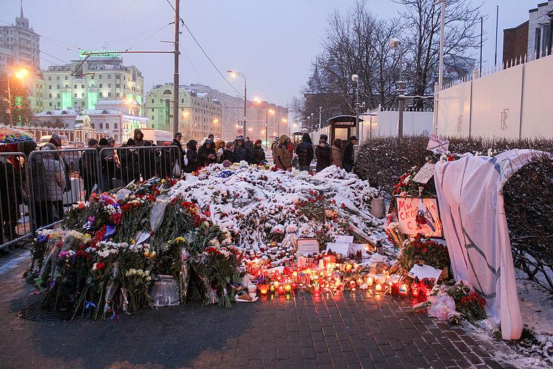 People have gathered around the French embassy in Moscow to bring candles and flowers to the memorial for those who have passed away during the Paris attacks. 
