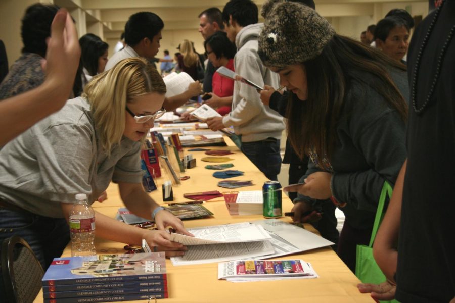 Students learning about Glendale Community College at a college fair in 2013.