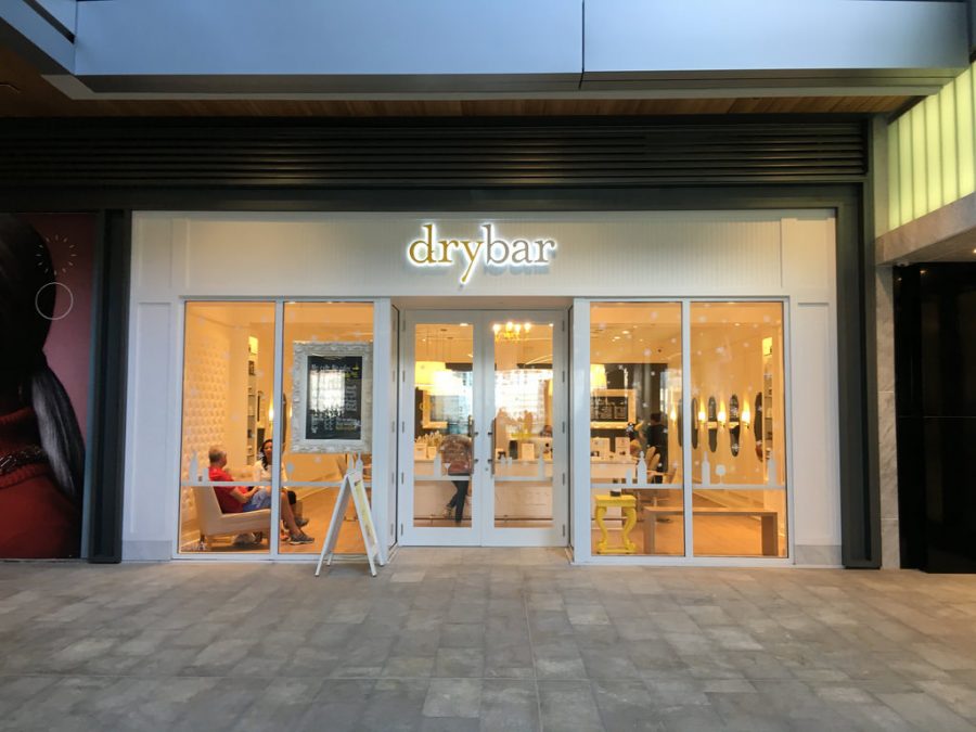 The drybar, a hair salon that does not accept cash. 