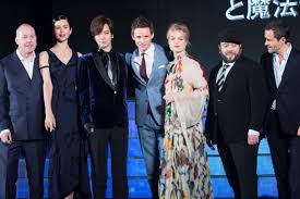 The cast for Fantastic Beasts: The Crimes of Grindelwald line up for a picture at the premiere.