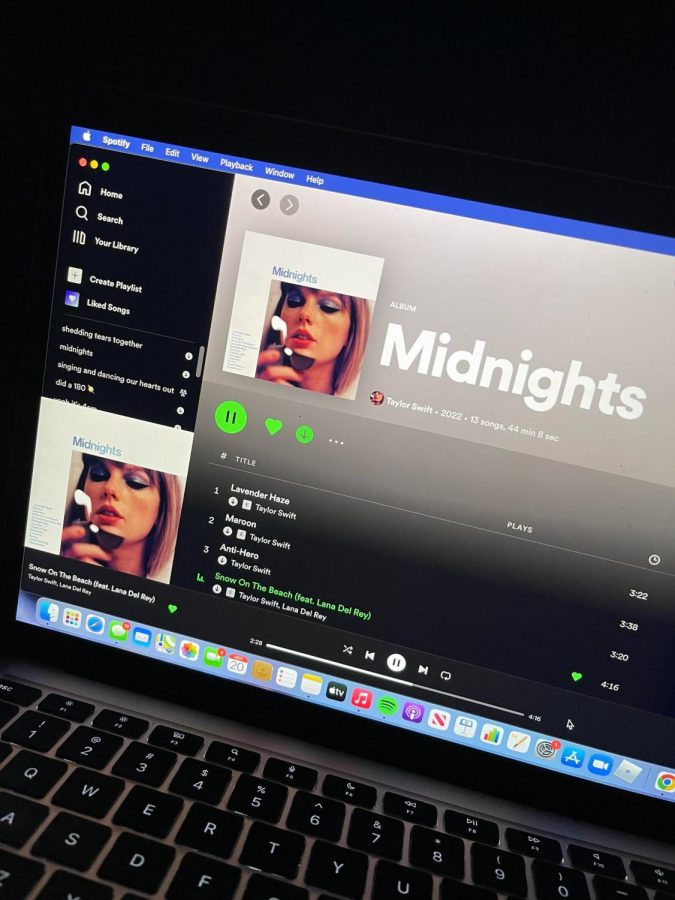 Taylor Swift’s <em>Midnights </em>Album Releases at the Strike of a Clock