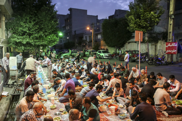  A gathering of people in Iran eating iftar.