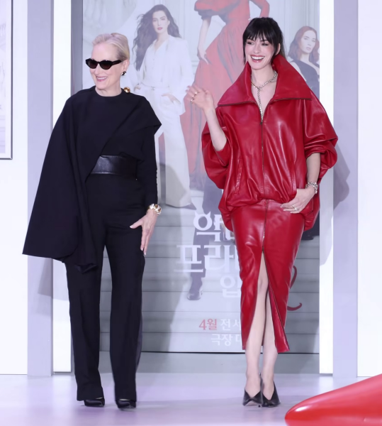 Actresses Meryl Streep (left) and Anne Hathaway (right) at the Seoul red carpet for The Devil Wears Prada 2. 